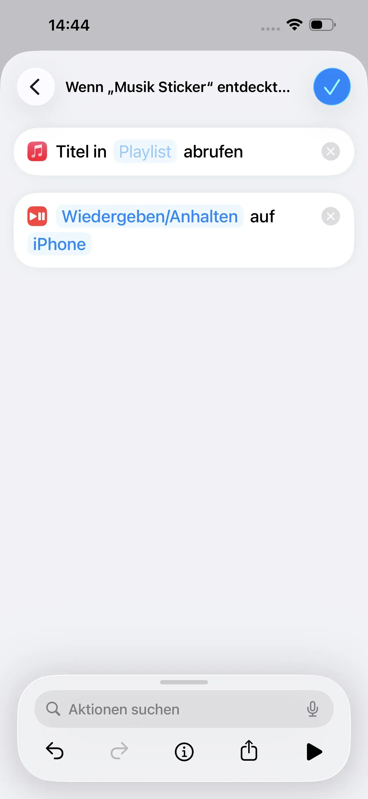 Die Aktionen „Titel in Playlist abrufen“ und „Wiedergeben / Anhalten auf iPhone“ wurden gewählt.