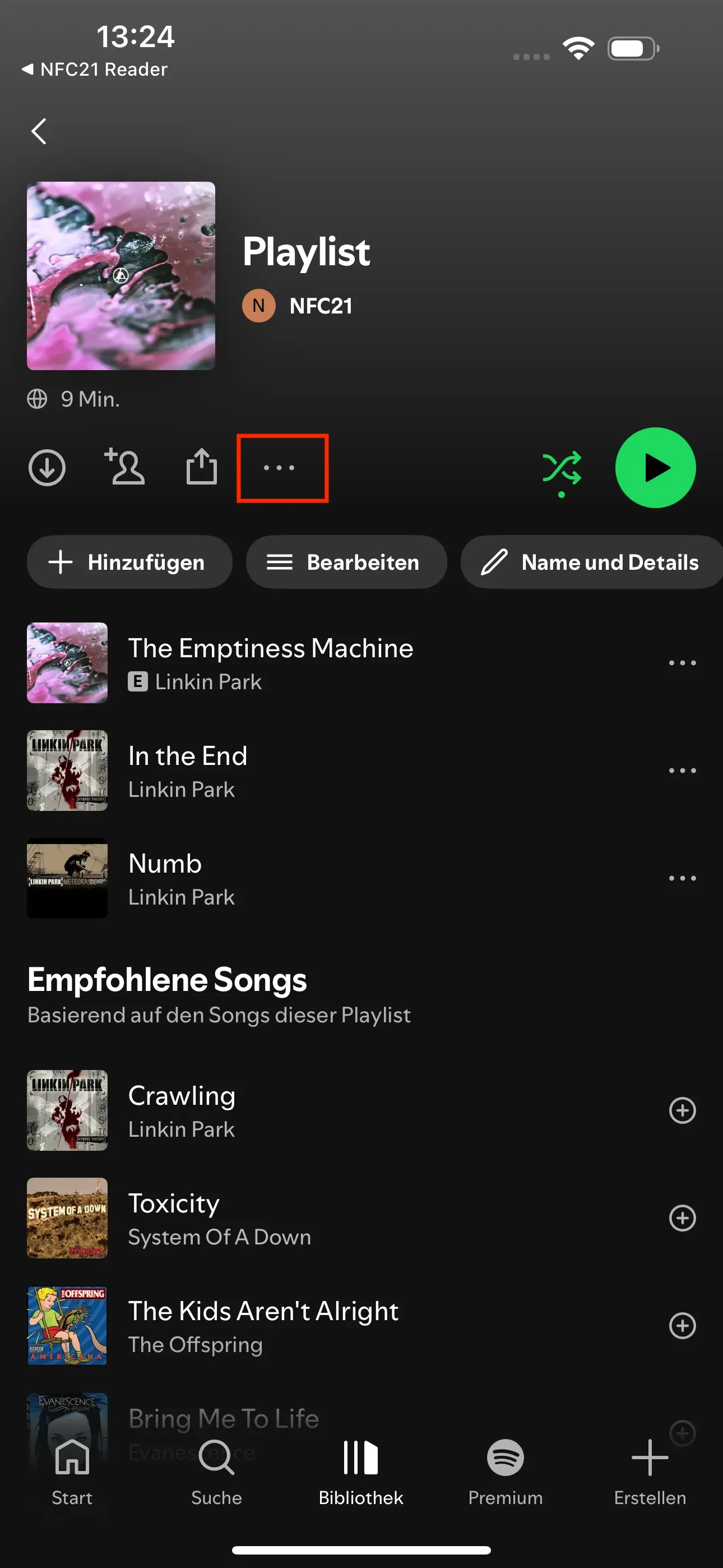 1: Die Playlist „NFC21“ ist erkennbar und in der Mitte oben sind die drei kleinen grauen Punkte rot eingerahmt.