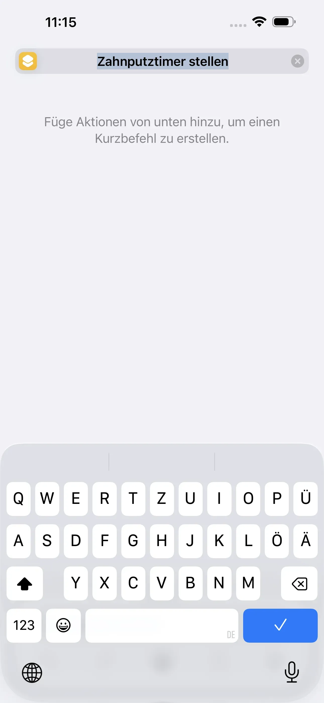 Der Name des Kurzbefehls wird in der Tastatur unten links mit dem blauen Häkchen bestätigt. 