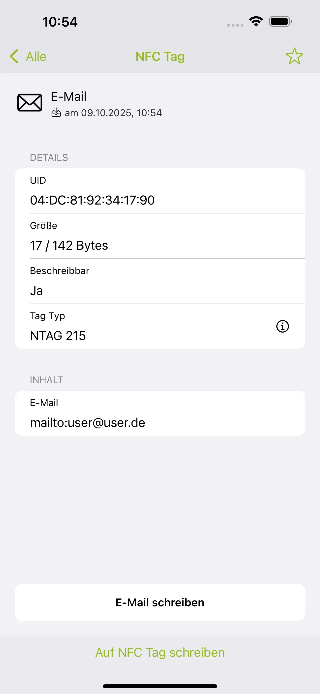Nach dem Scan des Tags, werden Informationen zum NFC-Tag selbst angezeigt, wie die Größe des Tags, ob dieser beschreibbar ist und der Tag Typ. Auch der Inhalt des Tags ist erkennbar, wie z.B. an wen eine E-Mail geschrieben werden soll. 