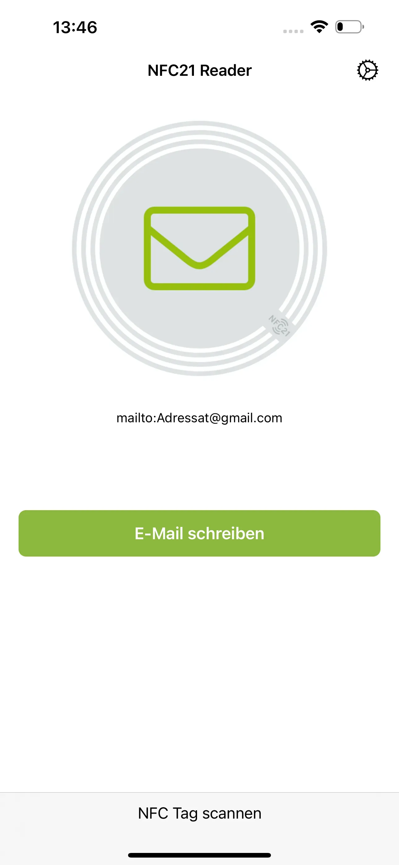 Beim Scan des NFC-Tags mit der NFC21 Reader App, erscheint der darauf gespeicherte Adressat, der über E-Mail angeschrieben werden soll. Über den darunterliegenden Button „E-Mail schreiben” kann die E-Mail direkt verfasst werden.