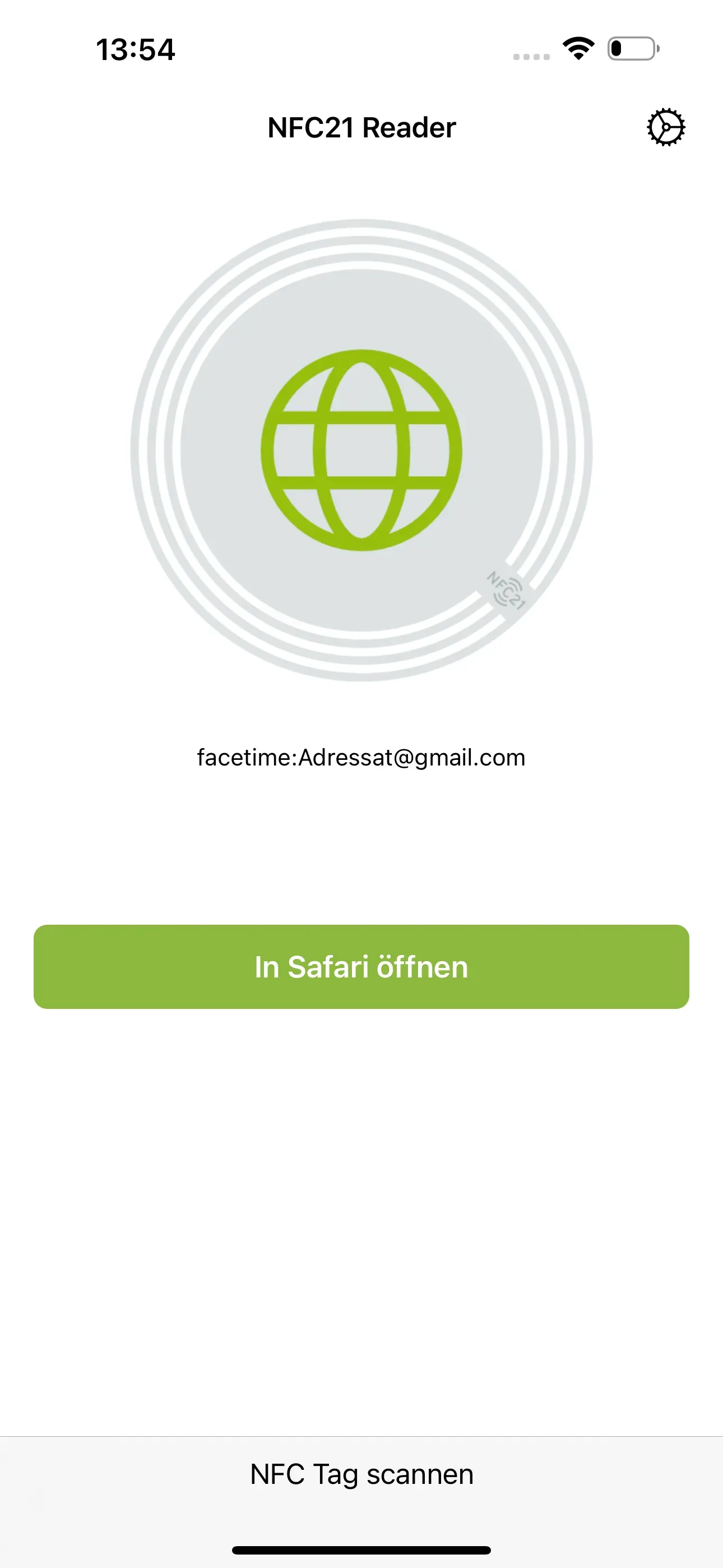 Beim Scan des NFC-Tags mit der NFC21 Reader App, erscheint der darauf gespeicherte Adressat, der über FaceTime angerufen werden soll. Über den darunterliegenden Button „In Safari öffnen” kann der Anruf direkt gestartet werden.