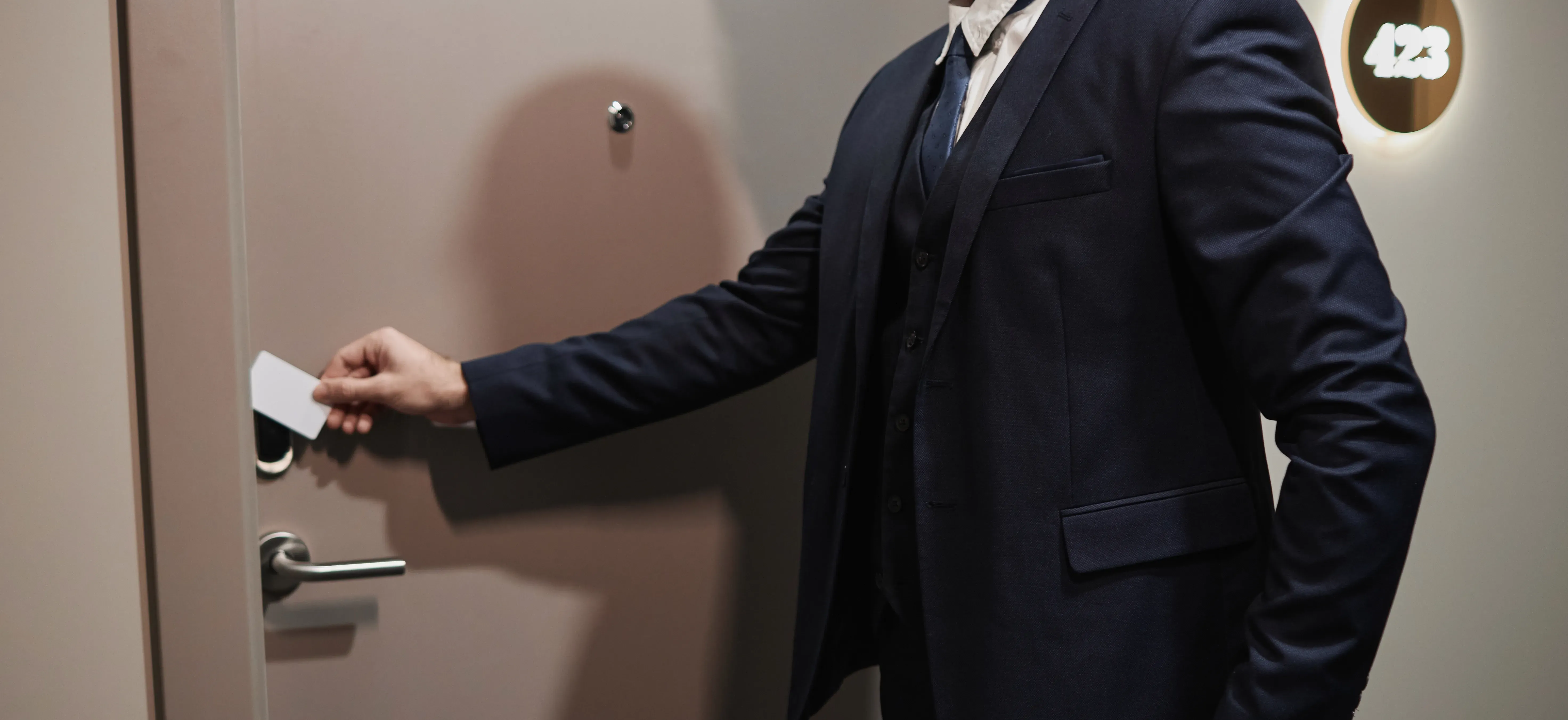 Geschäftsmann öffnet die Tür eines Hotels mit einer NFC-Karte
